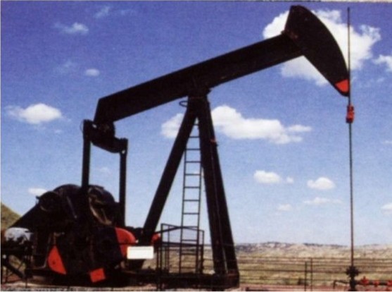 Станок-качалка на нефтепромысле