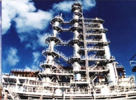 Колонны нефтеперерабатывающего завода